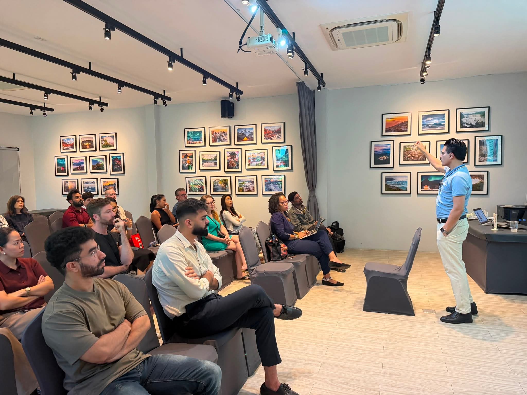 Extreme Commerce workshop session with instructor presenting to attendees